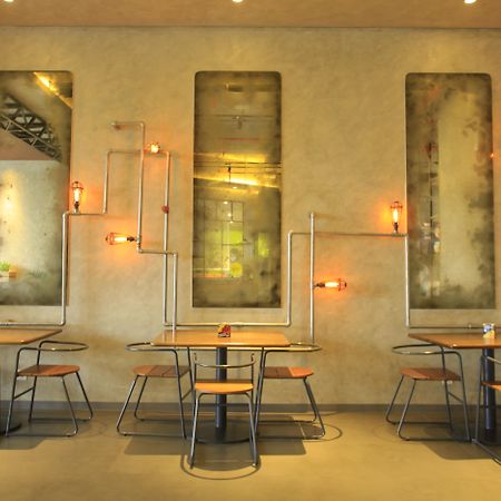 Yello Hotel Jemursari Surabaja Exteriér fotografie