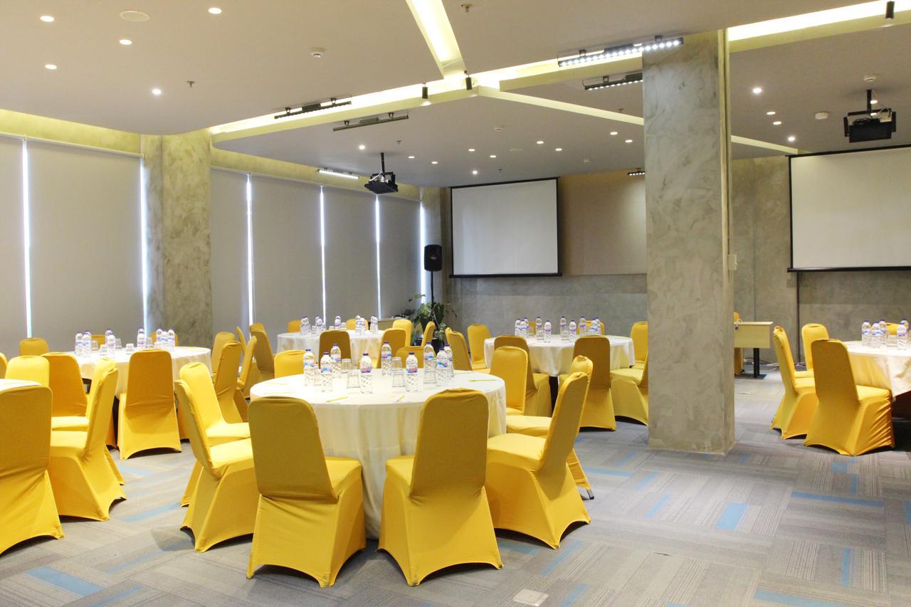 Yello Hotel Jemursari Surabaja Exteriér fotografie