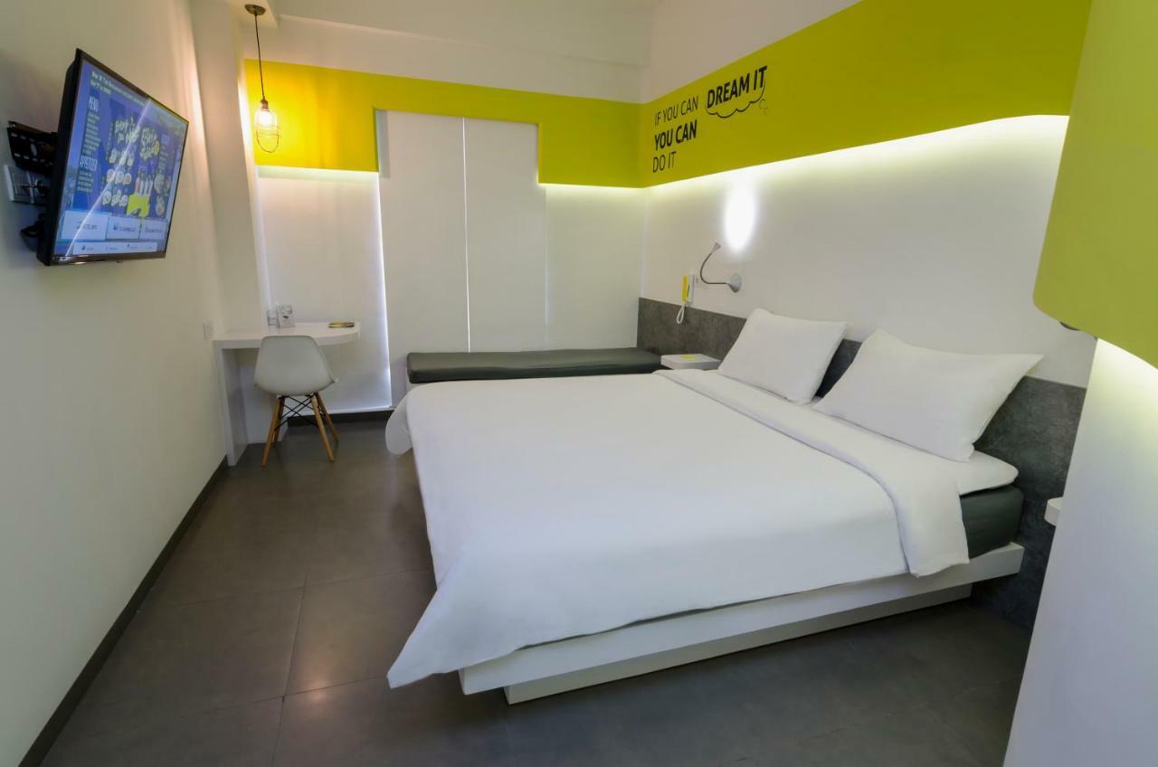 Yello Hotel Jemursari Surabaja Exteriér fotografie
